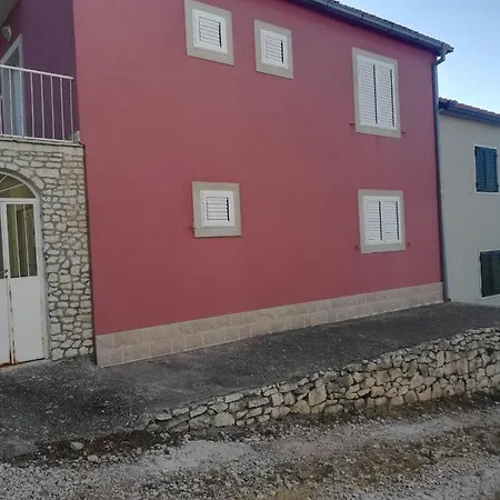 Holiday House Split